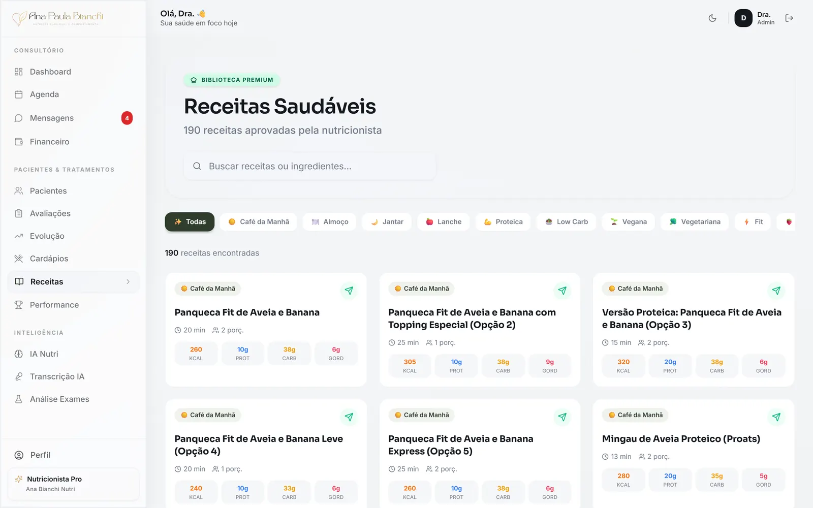 Biblioteca com 190 receitas aprovadas, filtradas por refeição e objetivo, cada uma com tempo de preparo, porções e macronutrientes calculados.