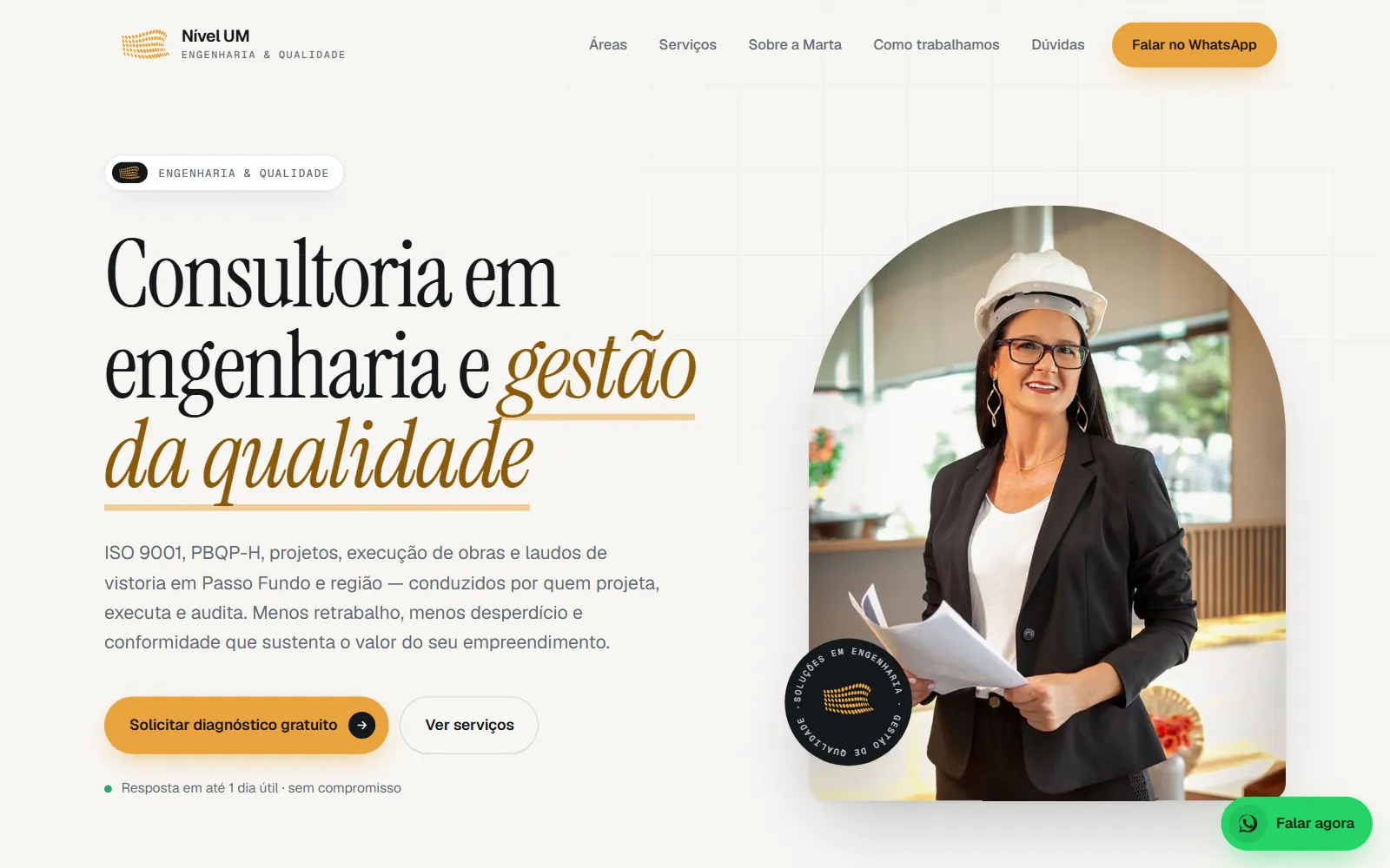 Abertura do site da Nível UM, com o título "Consultoria em engenharia e gestão da qualidade" ao lado da foto da Eng.ª Marta de capacete branco.
